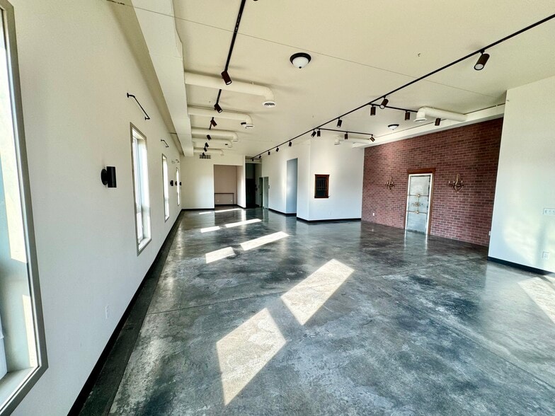 216 Evergreen Dr, Glen Carbon, IL for lease - Interior Photo - Image 3 of 11