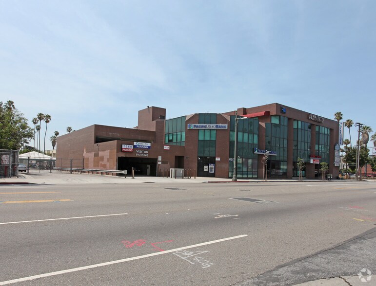 2560 W Olympic Blvd, Los Angeles, CA à louer - Photo principale - Image 1 de 3