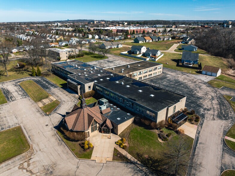 400 Center Rd, Bedford, OH à vendre - Photo du bâtiment - Image 3 de 16