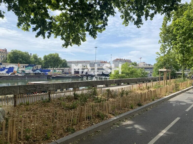 Bureau dans Lyon à louer - Photo du bâtiment - Image 2 de 11