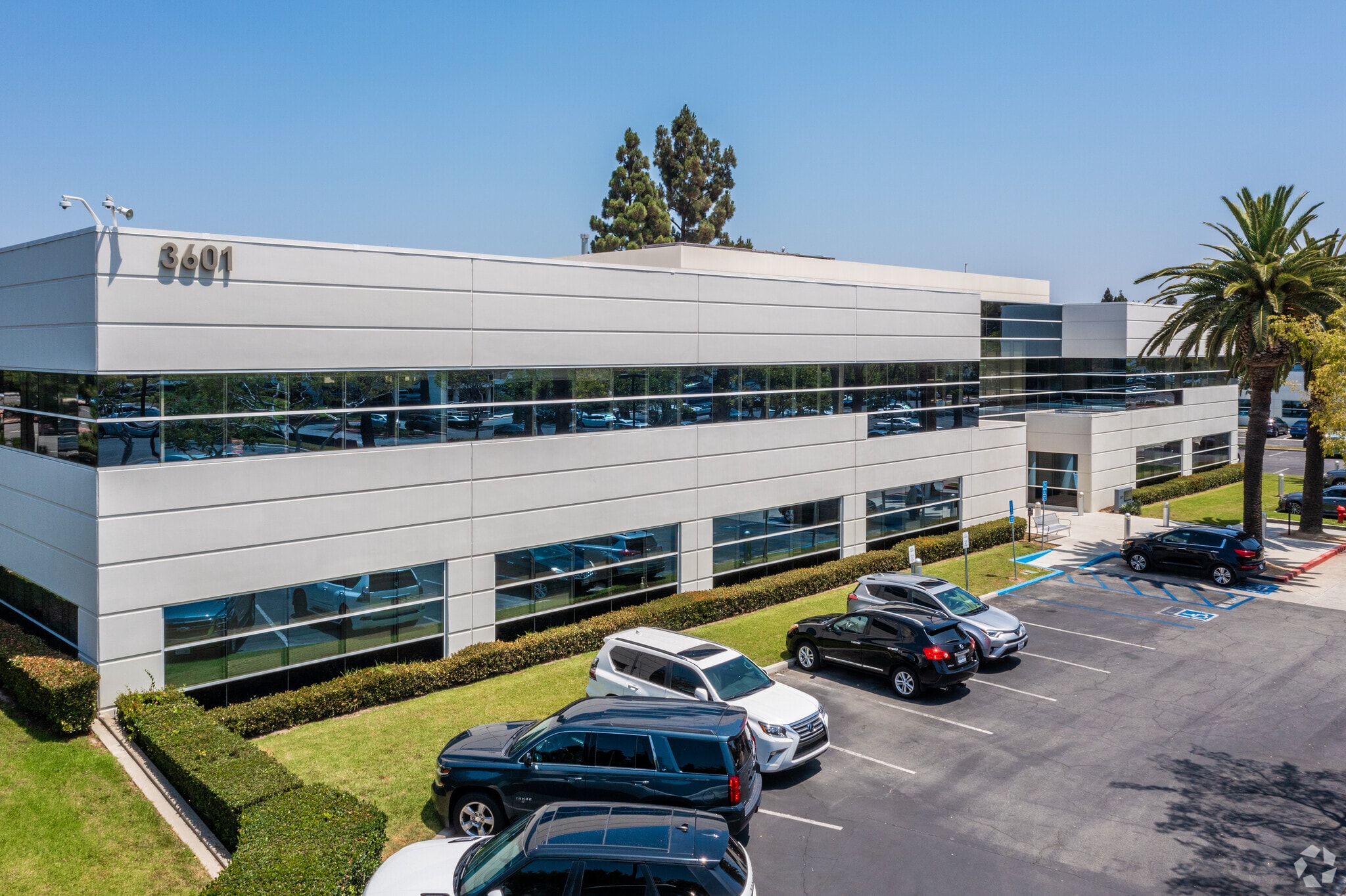 3601 S Harbor Blvd, Santa Ana, CA à louer Photo principale- Image 1 de 5