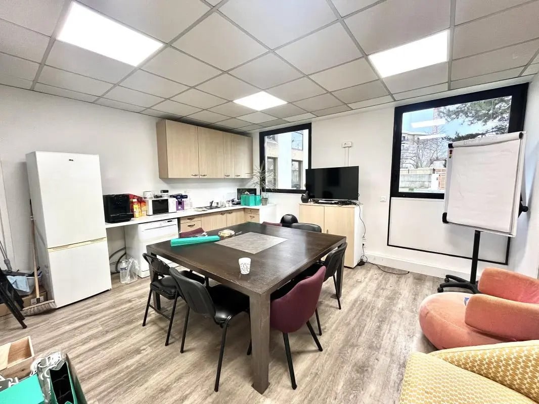 Office in Chatou for lease Interior Photo- Image 1 of 10