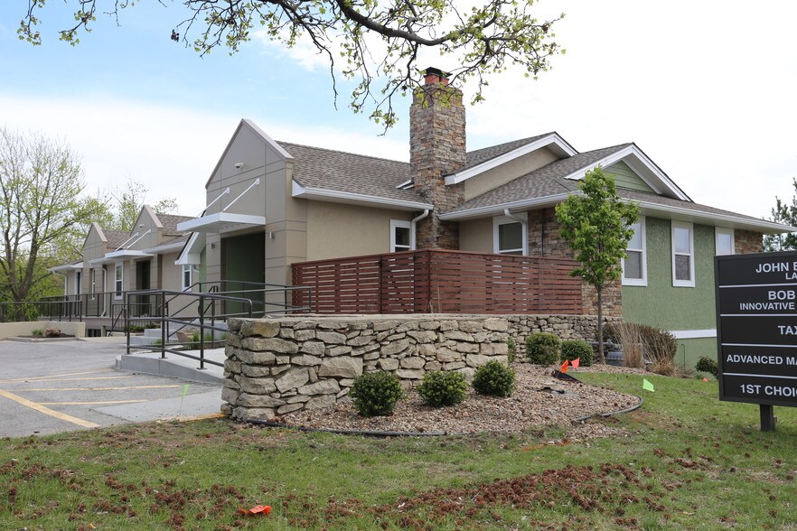 2601 NE Kendallwood Pky, Gladstone, MO à louer - Photo du bâtiment - Image 2 de 9