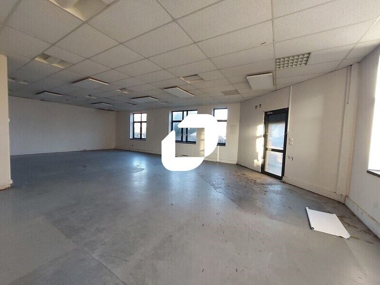 43 Avenue Des 3 Peuples, Montigny-le-Bretonneux for lease - Interior Photo - Image 2 of 20