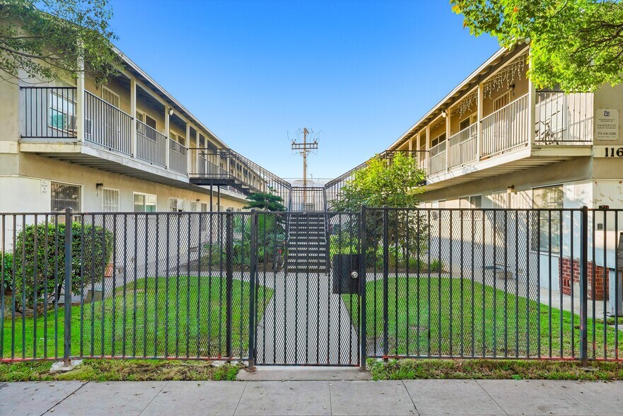 116 S Orange Ave, Santa Ana, CA à vendre - Photo du bâtiment - Image 3 de 12