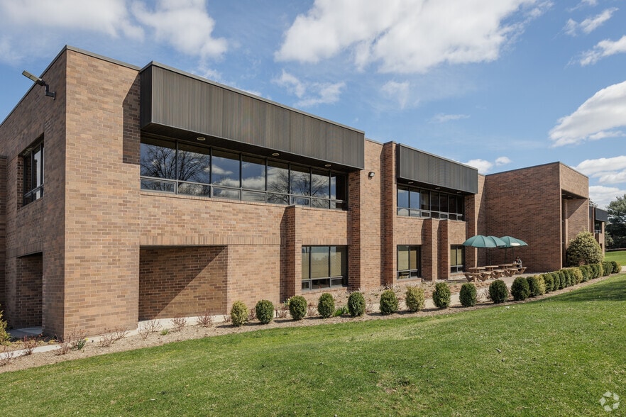 400 Commerce Blvd, Carlstadt, NJ for lease - Building Photo - Image 3 of 7