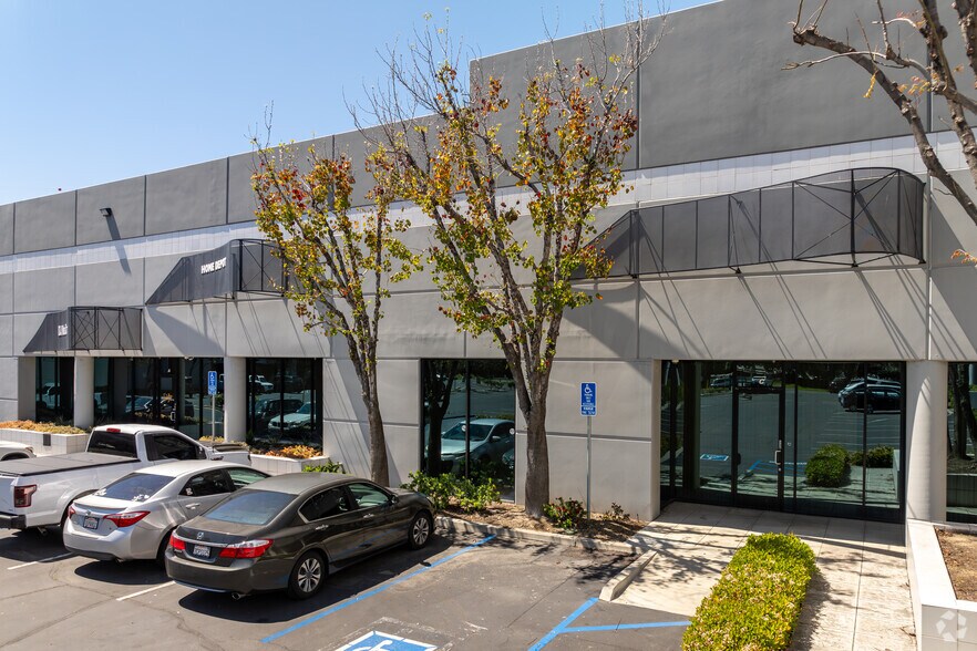 365 Cloverleaf Dr, Baldwin Park, CA à louer - Photo du bâtiment - Image 3 de 12