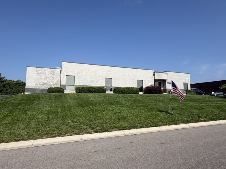 7989 S Suburban Rd, Centerville, OH for sale - Building Photo - Image 2 of 18