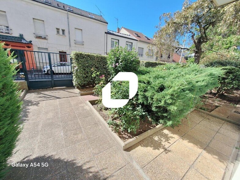 14-22 Rue Hoche, Issy-les-Moulineaux à vendre - Photo du bâtiment - Image 2 de 12