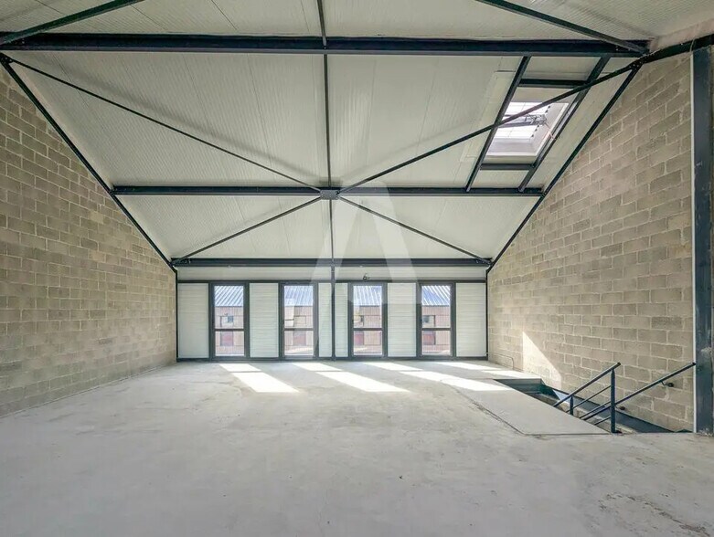 Flex in Marcoussis for sale - Interior Photo - Image 2 of 10