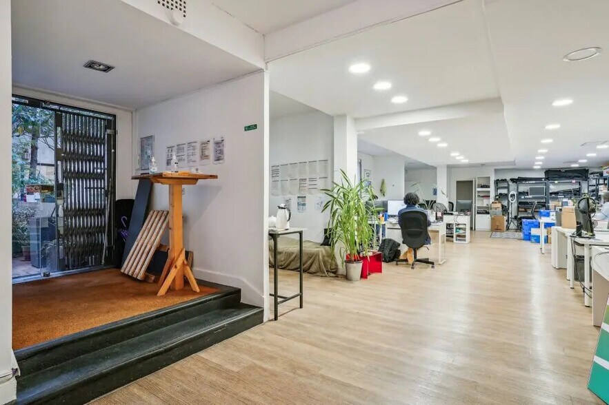 17 Rue De La Croix Nivert, Paris for lease - Interior Photo - Image 2 of 9