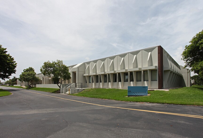 4660 Communication Ave, Boca Raton, FL for lease - Building Photo - Image 2 of 3