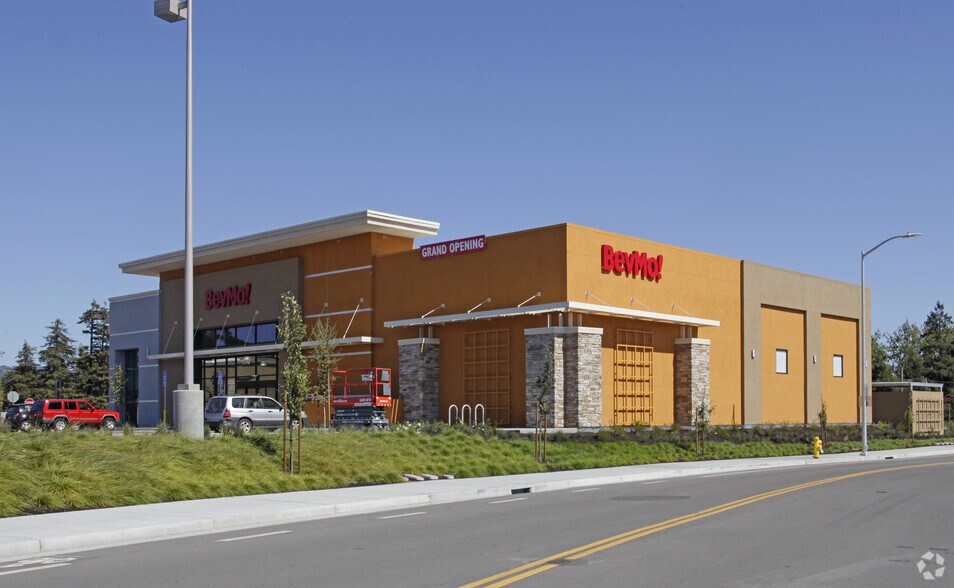 E Washington Pl & Highway 101, Petaluma, CA à louer - Photo du bâtiment - Image 1 de 7