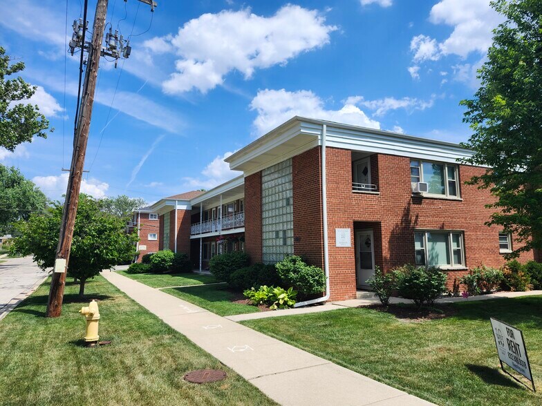 105 E Grove St, Lombard, IL à vendre - Photo du bâtiment - Image 3 de 3