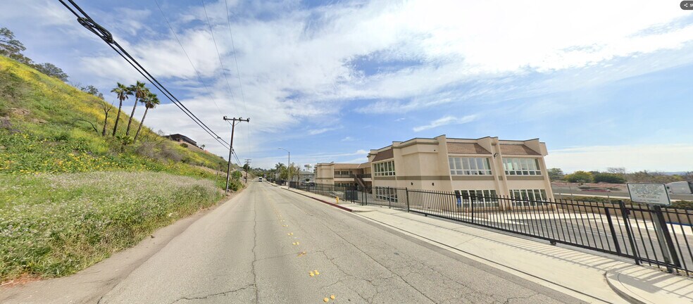 1740 Gillette Rd, Pomona, CA à louer - Photo du bâtiment - Image 2 de 2