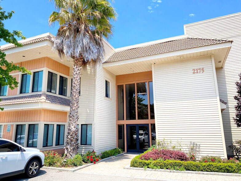 2165 E Francisco Blvd, San Rafael, CA à louer - Photo du bâtiment - Image 1 de 9