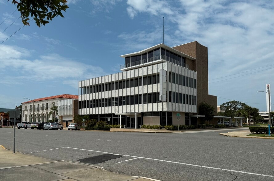 226-230 N Beach St, Daytona Beach, FL for sale - Building Photo - Image 1 of 18