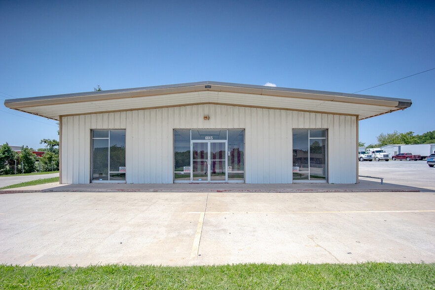 6845 S Western Ave, Oklahoma City, OK for lease - Building Photo - Image 3 of 50