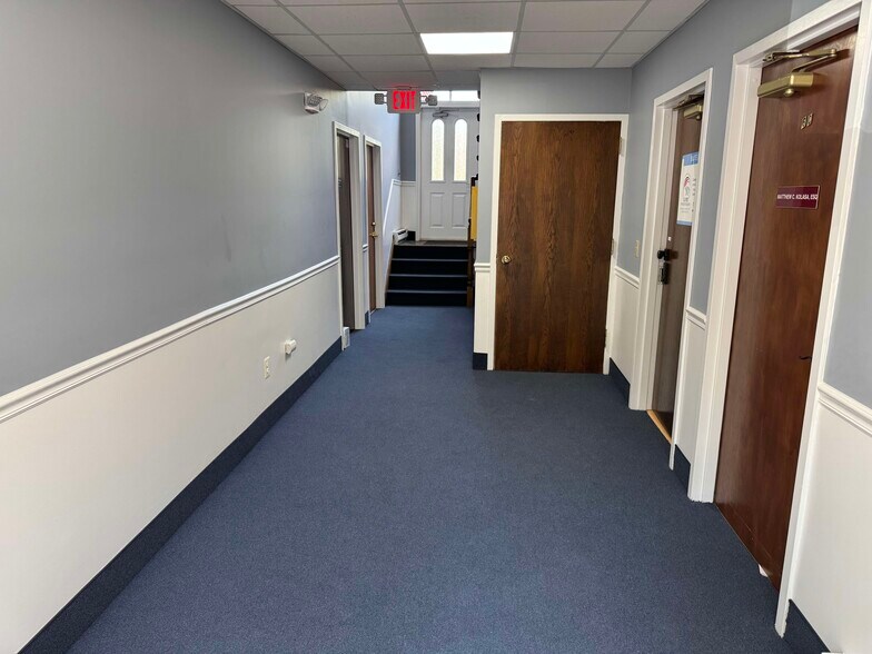 6 Auer Ct, East Brunswick, NJ à vendre - Photo du bâtiment - Image 2 de 15