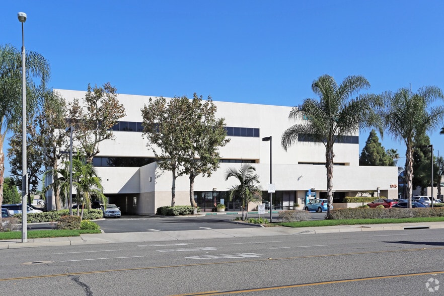 1045 W Katella Ave, Orange, CA for lease - Primary Photo - Image 2 of 4