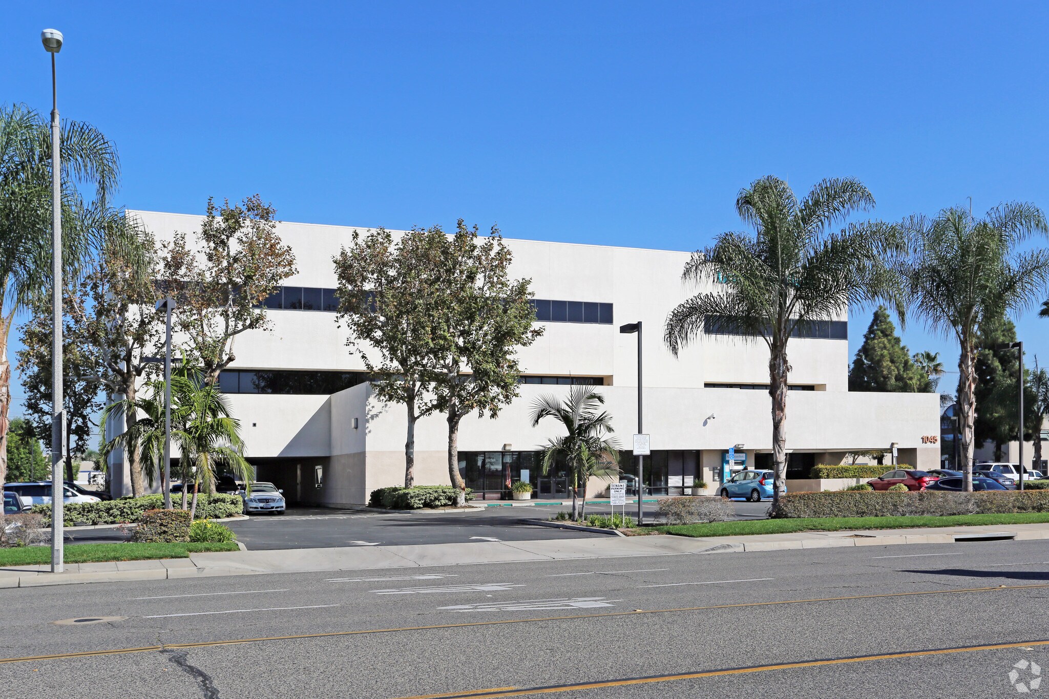 1045 W Katella Ave, Orange, CA à louer Photo principale- Image 1 de 5