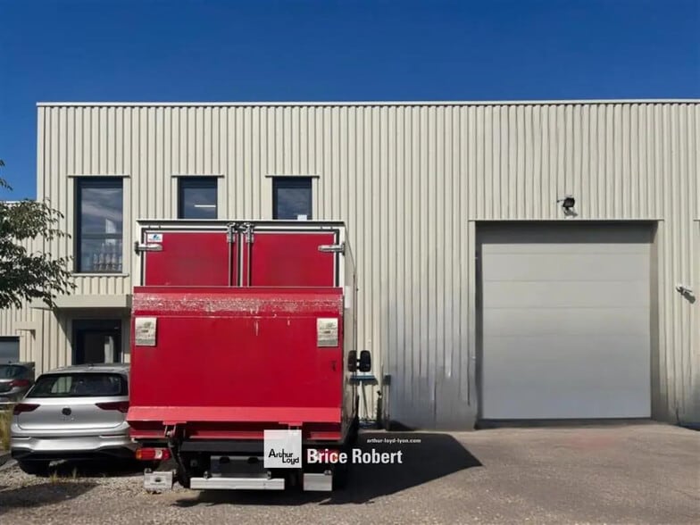 Flex in Décines-Charpieu for lease - Building Photo - Image 3 of 11