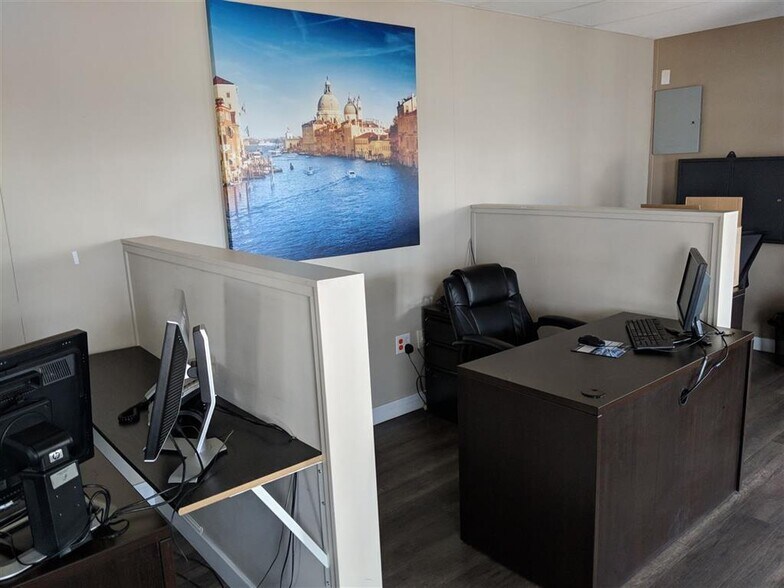 12120 118 Ave NW, Edmonton, AB à vendre - Photo du bâtiment - Image 3 de 7