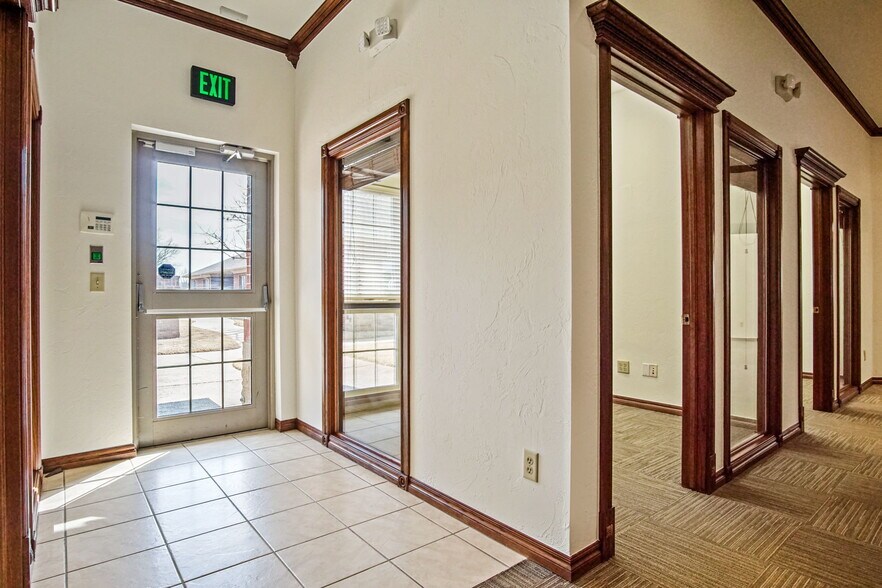 1006 24th Ave NW, Norman, OK à vendre - Photo du bâtiment - Image 2 de 46