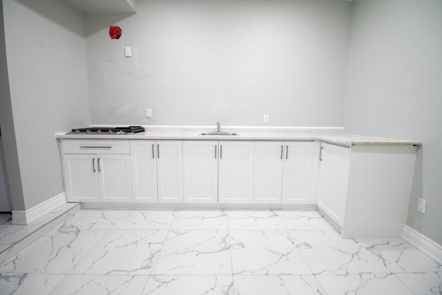 5126 Victoria Ave, Niagara Falls, ON for lease - Interior Photo - Image 3 of 15