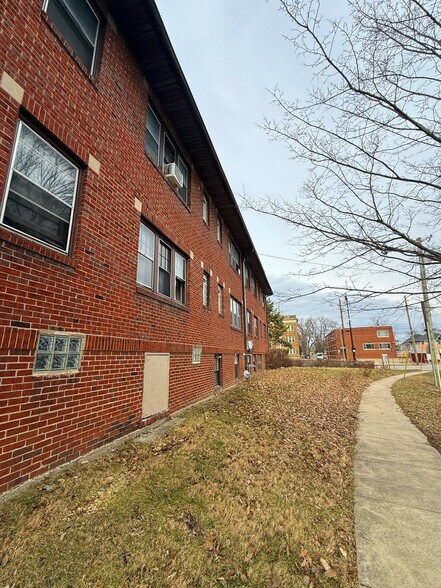 5819 E Washington St, Indianapolis, IN à vendre - Photo du bâtiment - Image 3 de 9