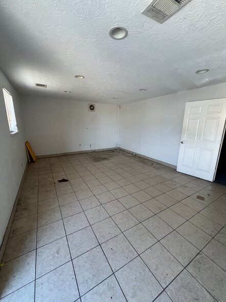 11244 Timber Tech Ave, Tomball, TX for lease - Interior Photo - Image 2 of 4