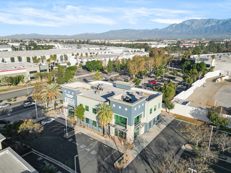 2121 S Haven Ave, Ontario, CA à vendre - Photo du bâtiment - Image 2 de 22