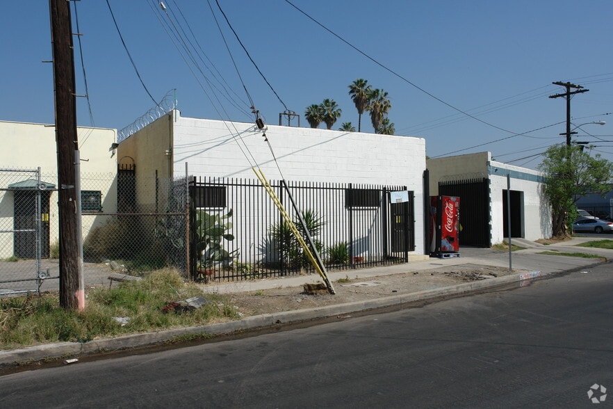14641-14643 Lull St, Van Nuys, CA for lease - Building Photo - Image 2 of 2
