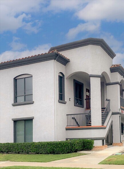 2401 W Chapman Ave, Orange, CA à louer - Photo du bâtiment - Image 3 de 4