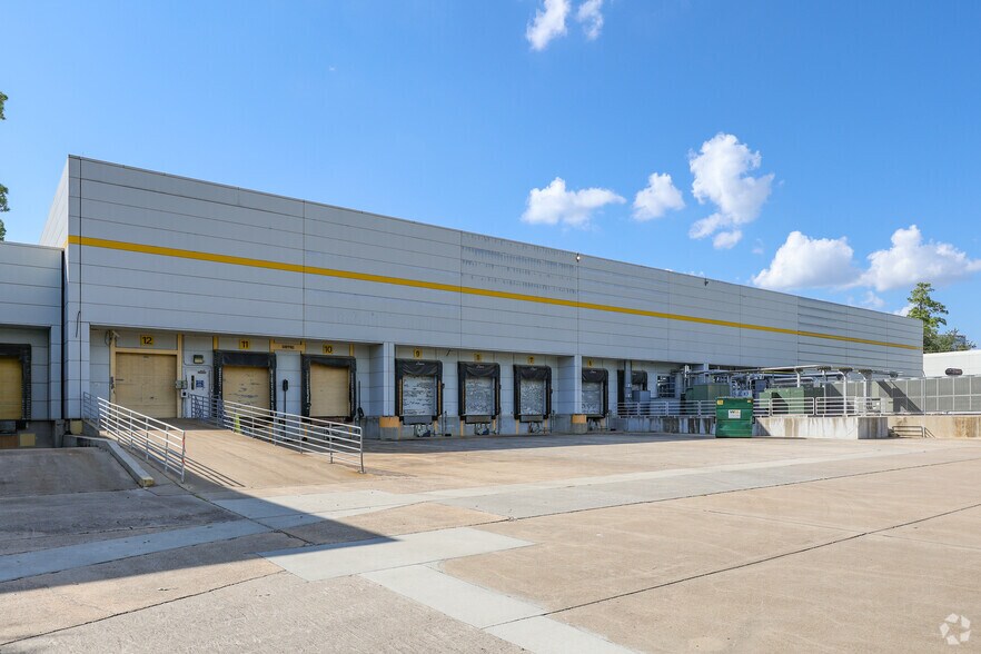 11403 Compaq Center West Dr, Houston, TX à louer - Photo du bâtiment - Image 2 de 12