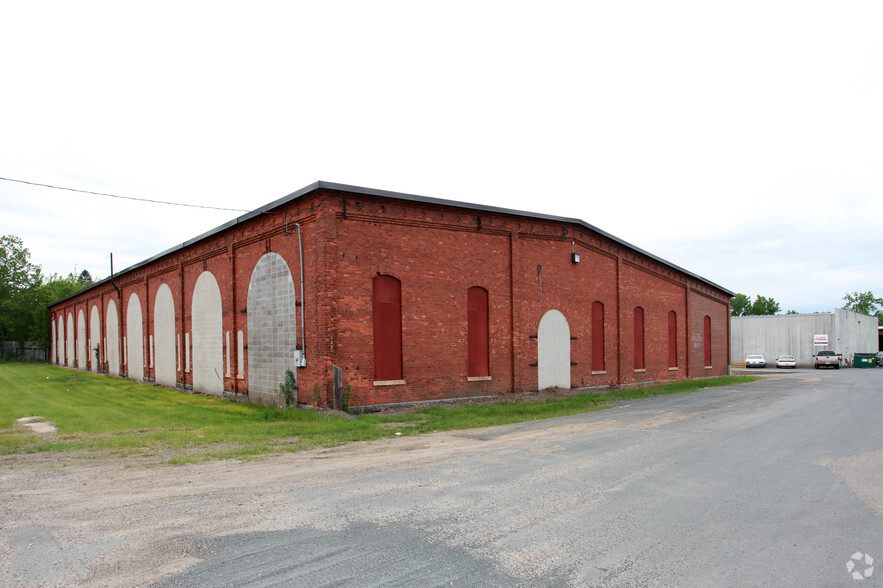 215 Monroe St N portfolio of 2 properties for sale on LoopNet.ca - Building Photo - Image 1 of 2