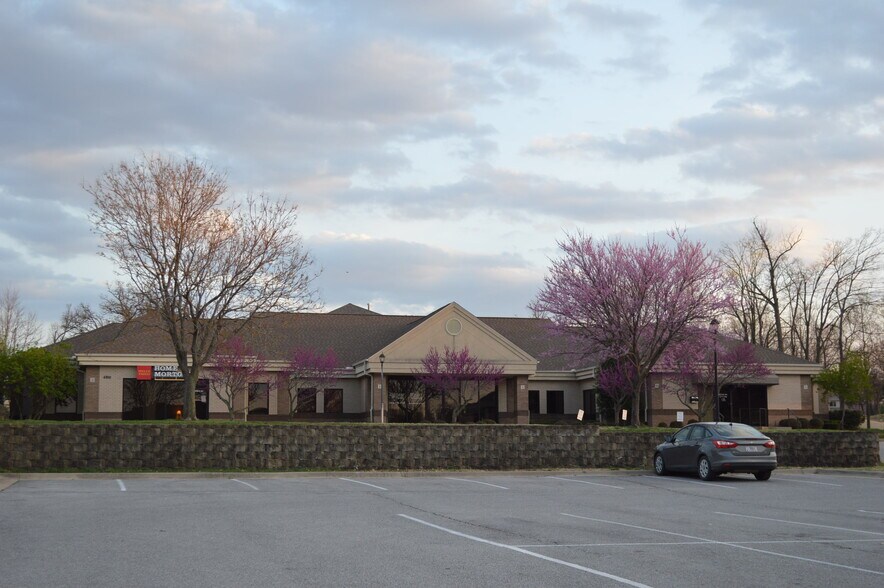 Country Club Center portefeuille de 3 propriétés à vendre sur LoopNet.ca - Photo du bâtiment - Image 2 de 4