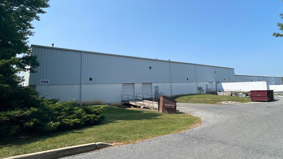 759 Roble Rd, Allentown Airport Branch, PA for lease - Building Photo - Image 2 of 9