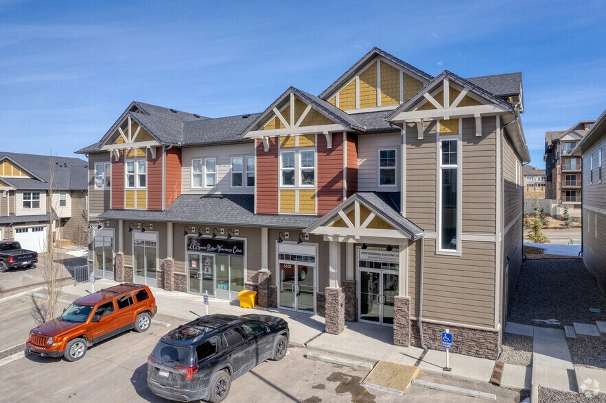 101 Sunset Dr, Cochrane, AB à vendre - Photo du bâtiment - Image 2 de 10