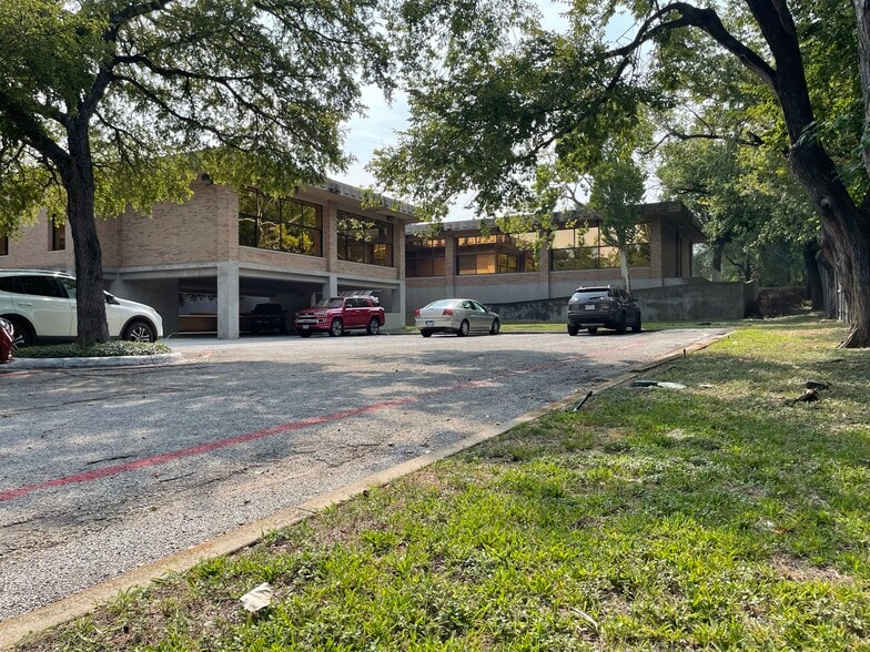 5701 Maple Ave, Dallas, TX à louer - Photo du bâtiment - Image 2 de 5