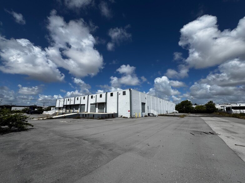 2929 NW 73rd St, Miami, FL à louer - Photo du bâtiment - Image 2 de 4