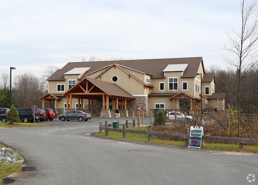713 Pierce Rd, Clifton Park, NY à vendre - Photo du bâtiment - Image 2 de 2