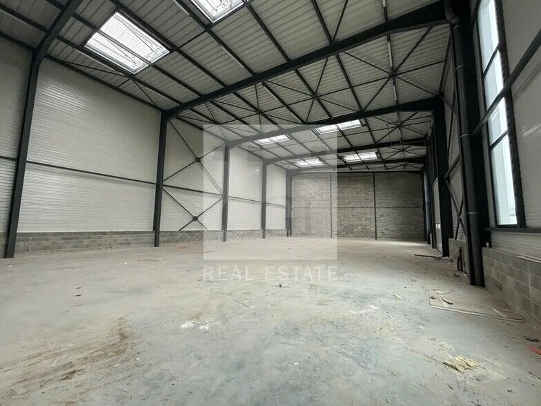 Flex in Saint-Quentin-Fallavier for lease - Building Photo - Image 2 of 4