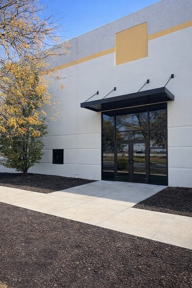 5701 N Meadows Dr, Grove City, OH à louer - Photo du bâtiment - Image 3 de 4
