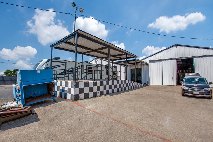 1824 N 1st St, Garland, TX for lease - Building Photo - Image 2 of 13