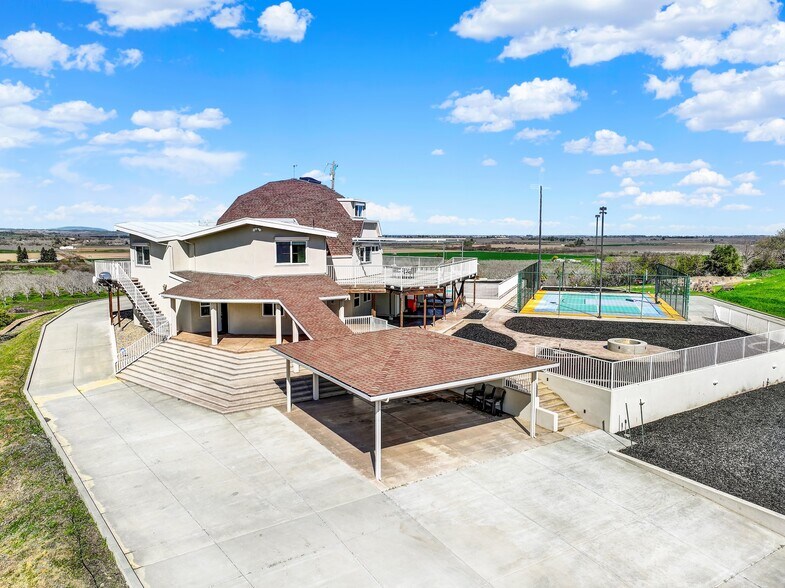 8560 Holmes Ln, Winters, CA à vendre - Photo du bâtiment - Image 2 de 157