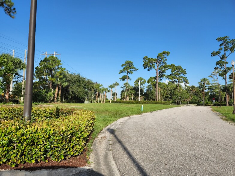306 Professional Way, Wellington, FL à louer - Photo du bâtiment - Image 3 de 3