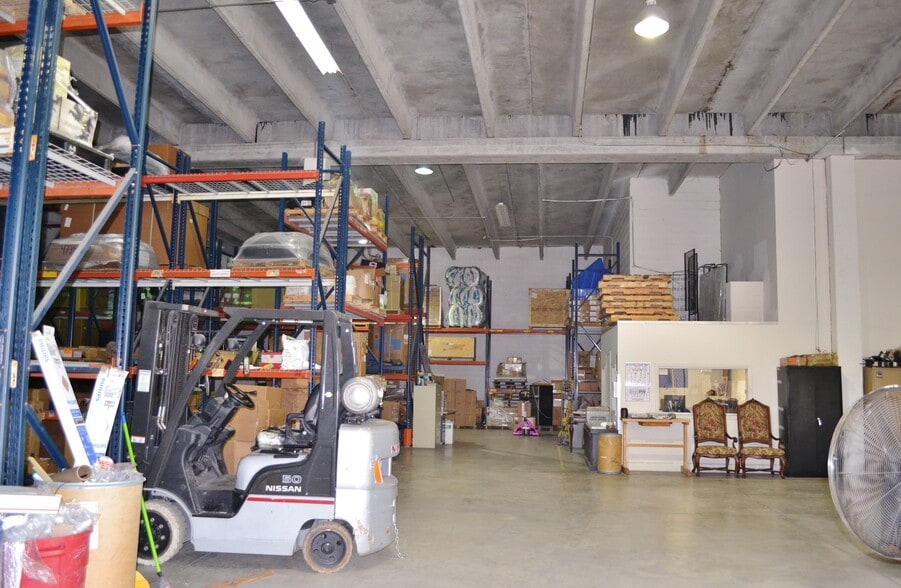 10405 NW 37th Ter, Miami, FL à louer - Photo du bâtiment - Image 2 de 18