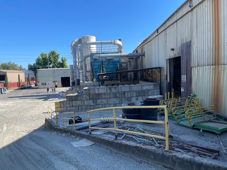 866-900 N Columbia Blvd, Portland, OR for sale - Building Photo - Image 3 of 7