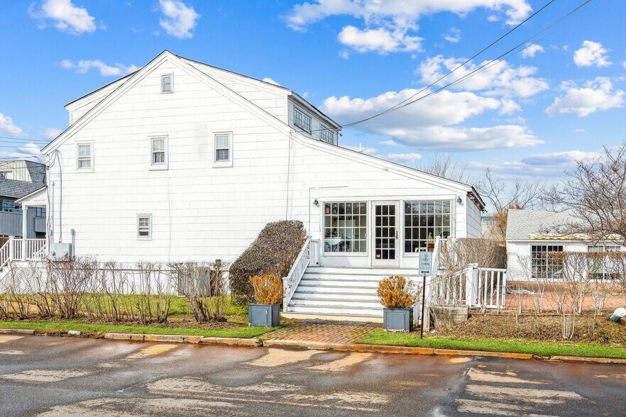 23 Bridge St, Sag Harbor, NY à vendre - Photo du bâtiment - Image 3 de 28